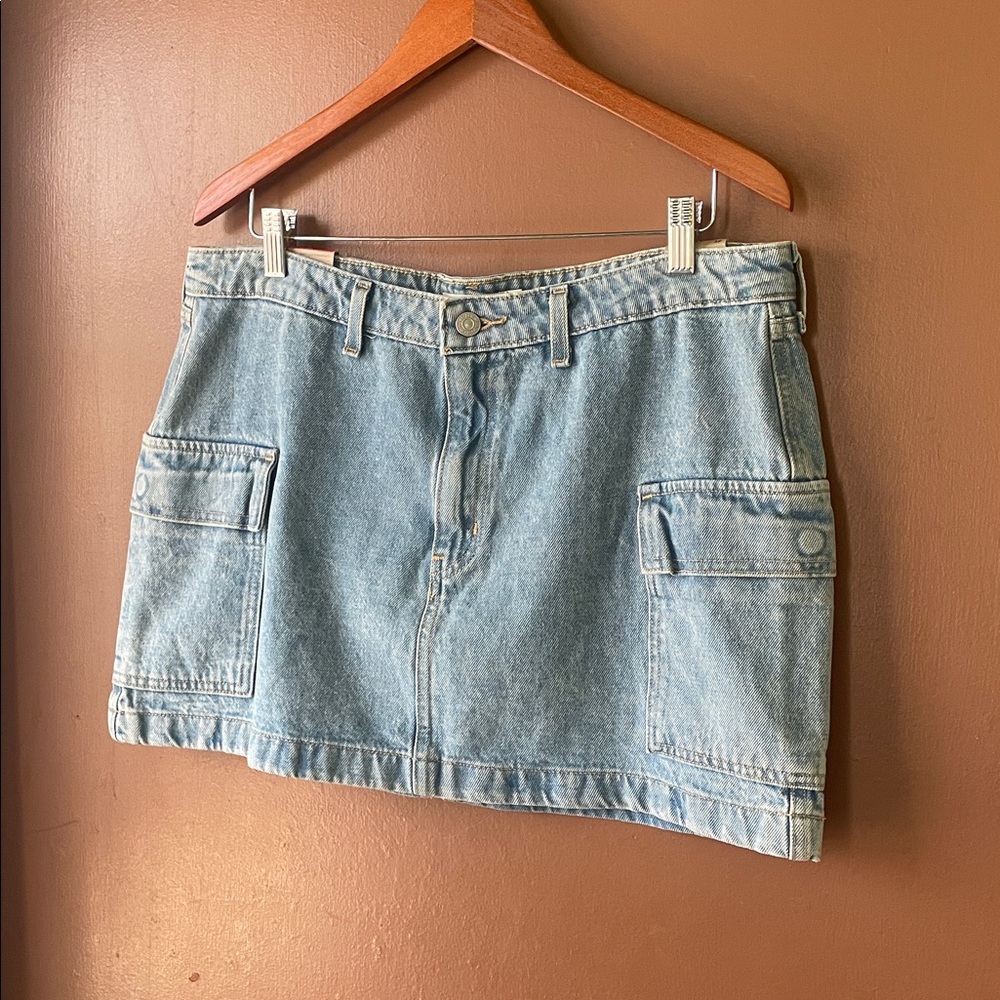 Levi’s Denim short cargo skirt